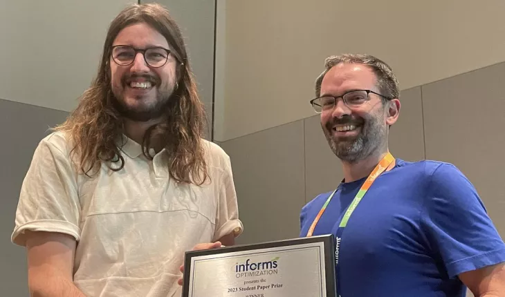 Wouter accepts the award